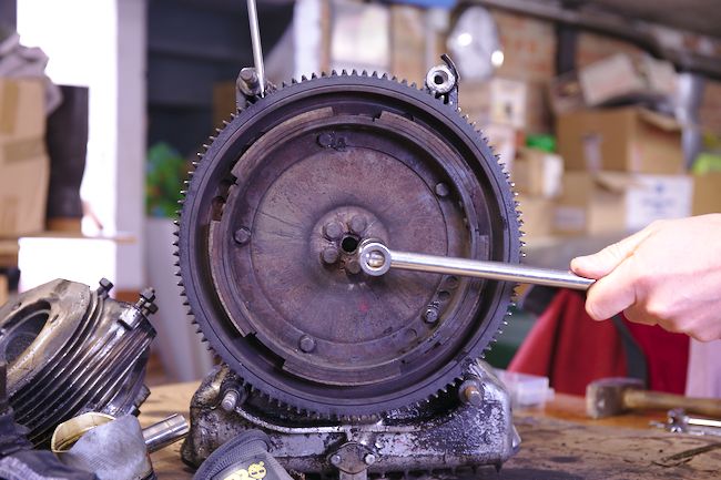 #7 Dépose du volant moteur et de la pompe à huile